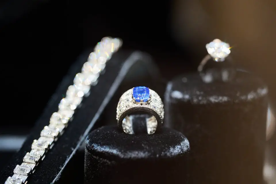 Pandolfini, all'asta gioielli e orologi di zaffiri e diamanti blu