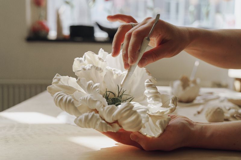 mani con un fiore di stoffa