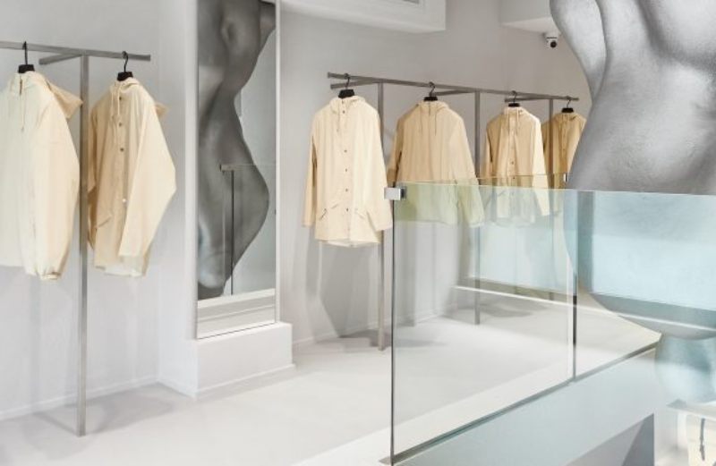 Rains apre il suo primo flagship store a Milano