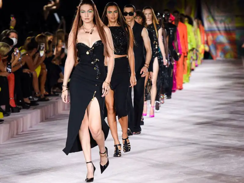 sfilata Versace Milano Fashion Week