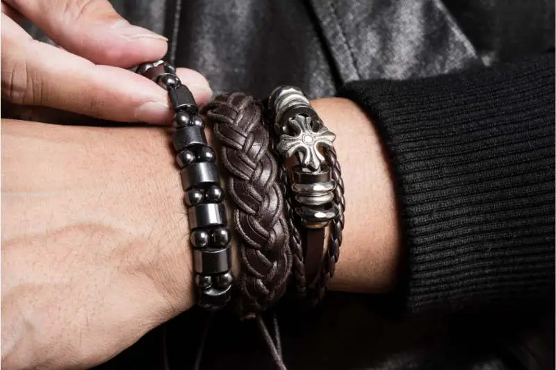 polso uomo con bracciali