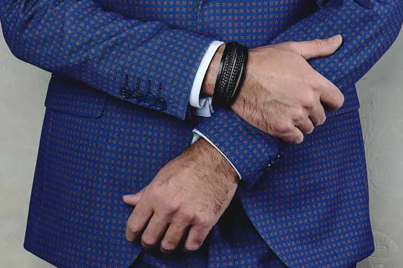 mani uomo con bracciali