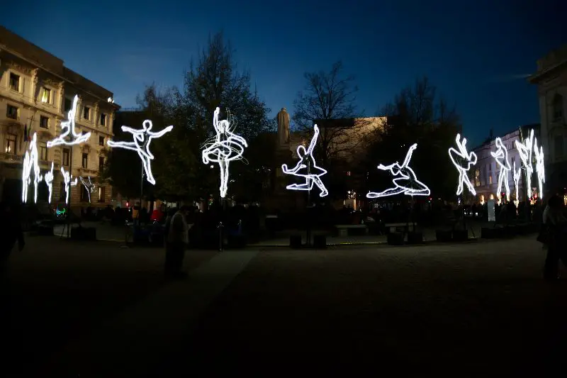 Il Teatro alla Scala brillla di luce con Ballerina Sequence