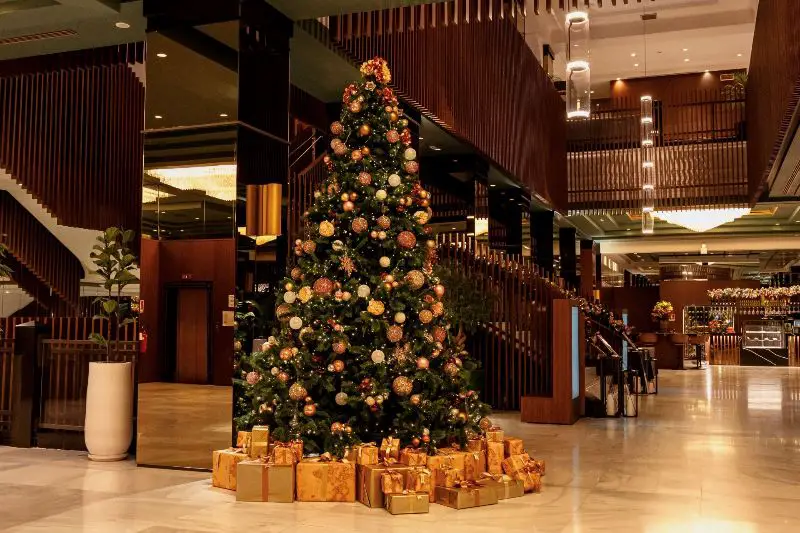 albero di Natale con pacchetti regalo in una hall