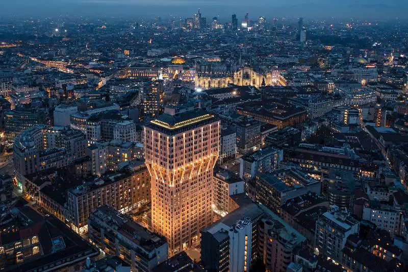 Torre Velasca Milano illuminata vista dall'alto