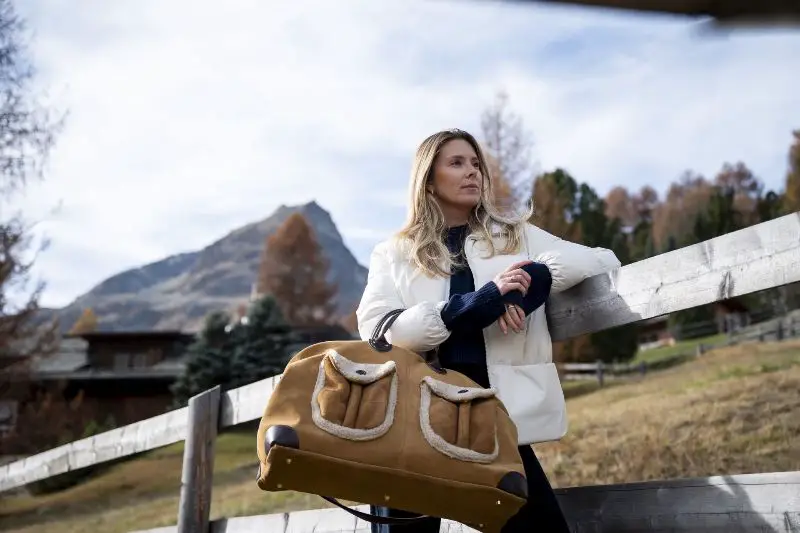 modella con borsa oversize