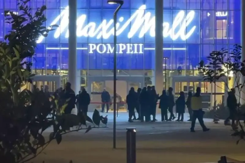 facciata centro commerciale Maximall Pompeii di Torre Annunziata