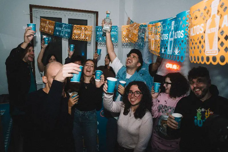 gruppo di ragazzi che brinda ad un party in casa