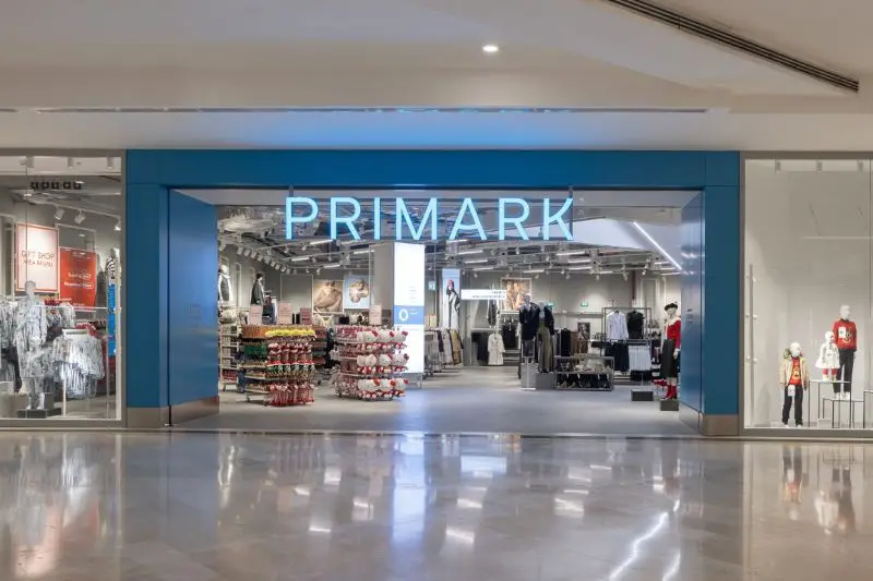 vetrina Primark Maximall Salerno