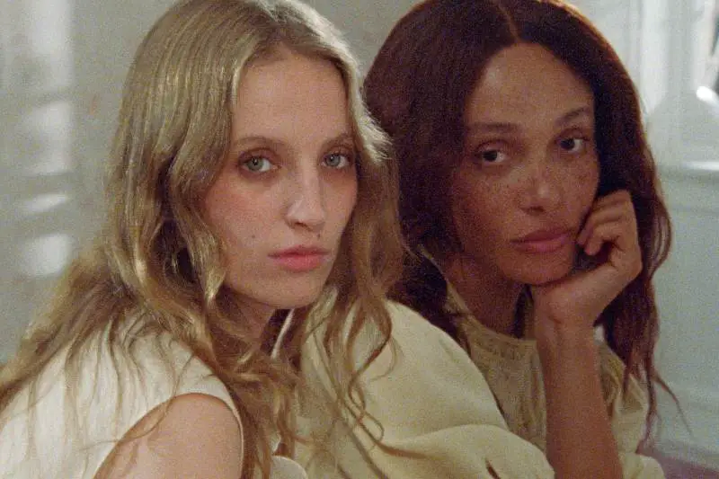 Petra Collins e Adwoa Aboah campagna & Other Stories Spring 2025